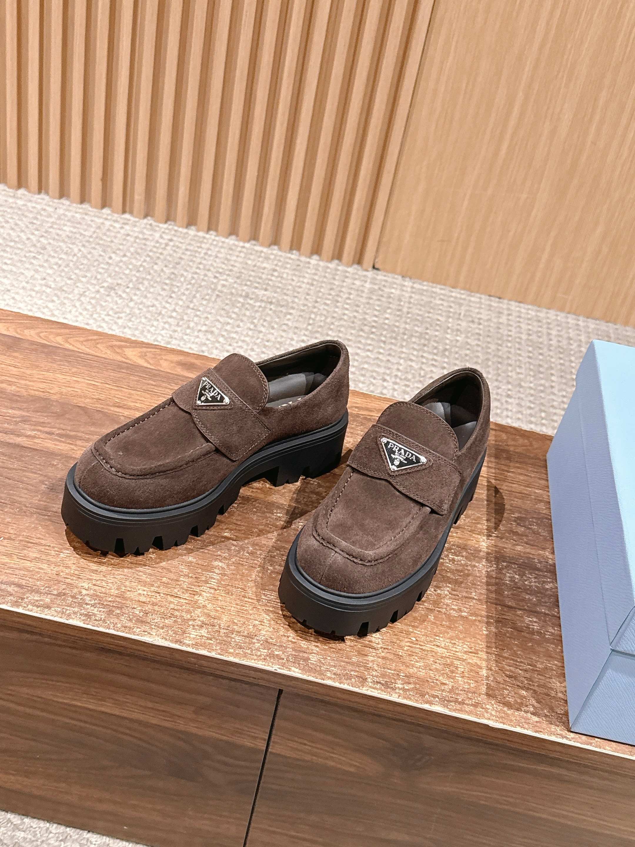 프라다 로퍼